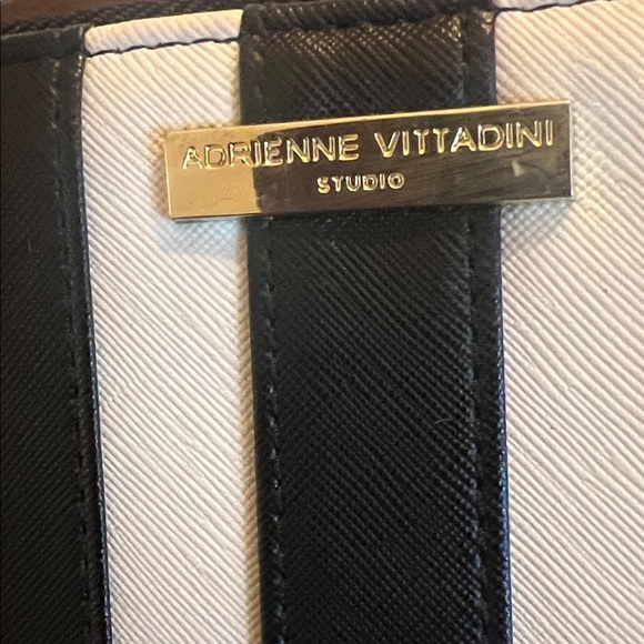 Great🎉 Condition ADRIENNE VITTADINI studio wallet approx 8x4.5- Elegant! - Picture 8 of 9